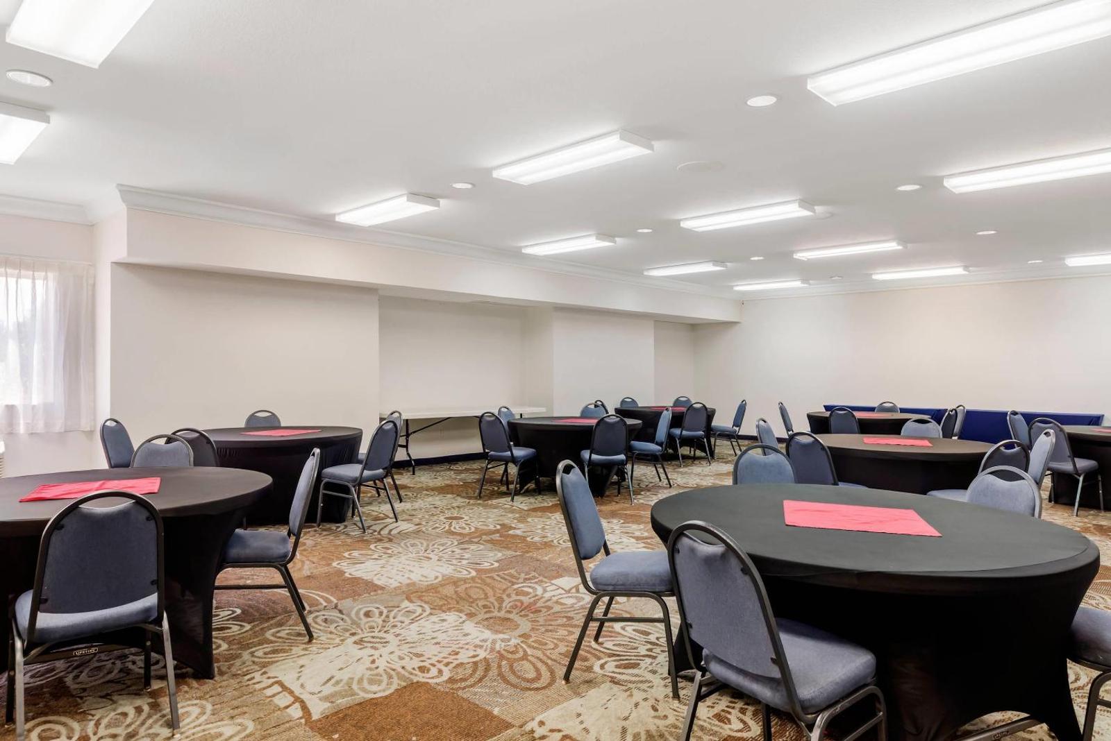 Quality Inn and Suites Denver Airport - Gateway Park Main image 2